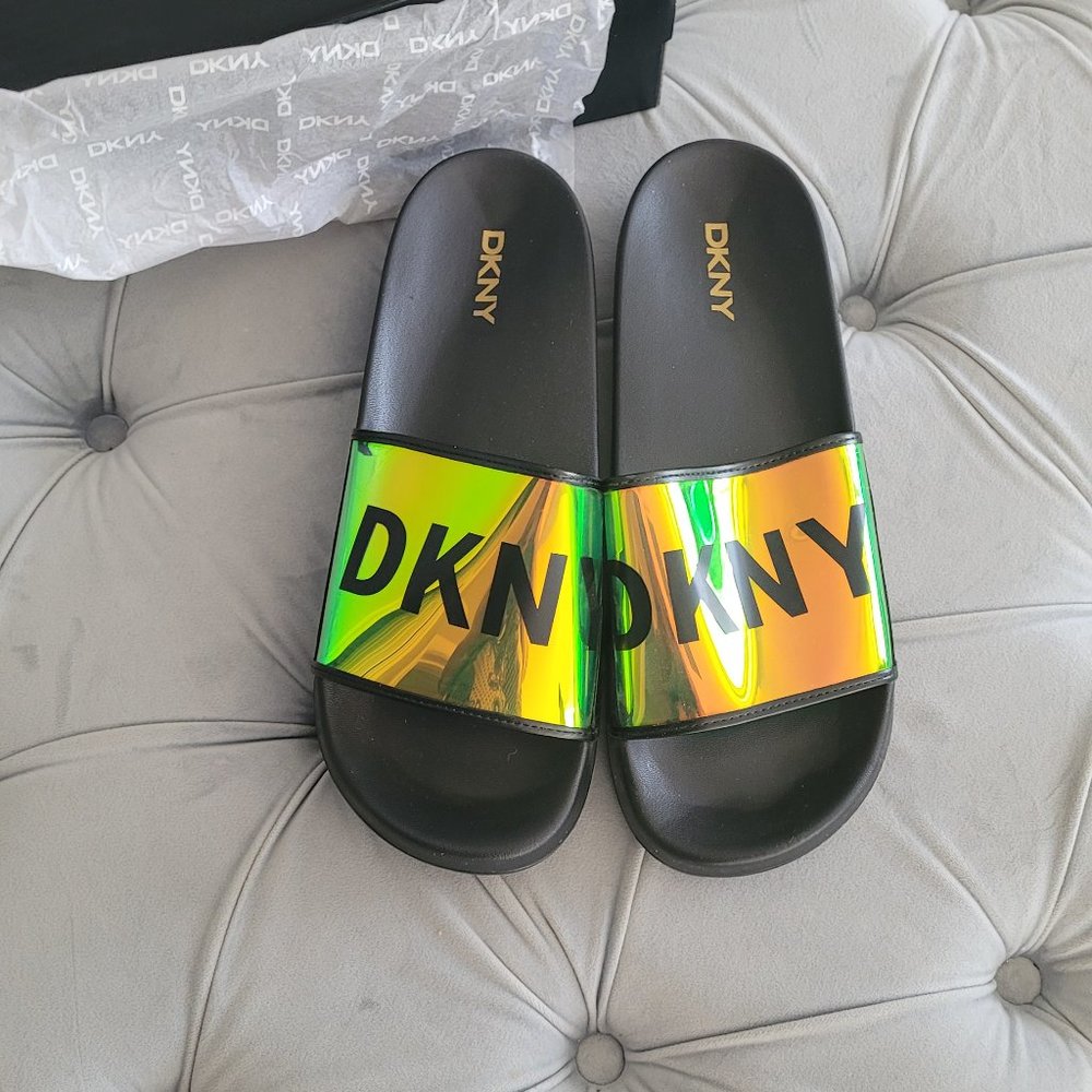 DKNY Zelena Hologram Logo Slides